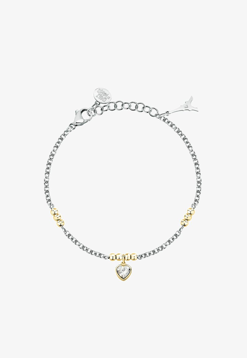 Bracciale in argento con un charm a forma di cuore accentato in oro e tre perline dorate. Chiusura a scatto visibile all'estremità.