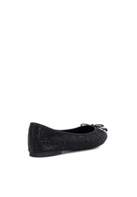 Zwarte balletschoenen met een gestructureerde bovenkant, metallic accenten, een ronde neus en een decoratieve strik aan de voorkant. Laag profiel rubberen zool.