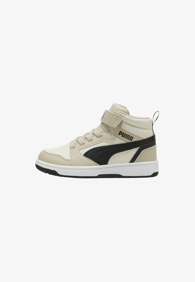 Sneaker alta Puma beige e nera con lacci, fascia in Velcro e colletto imbottito su una suola bianca.