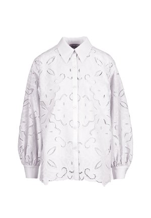 Fehér, hosszú ujjú, gombos blúz hegyes gallérral, virágos lyukacsos csipkemintával és hullámos szegéllyel, egyszínű háttéren bemutatva.