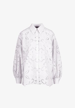 Fehér, hosszú ujjú, gombos blúz hegyes gallérral, virágos lyukacsos csipkemintával és hullámos szegéllyel, egyszínű háttéren bemutatva.