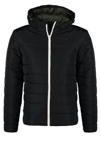 Sort pufferjakke med lynlås foran, elastiske manchetter og hætte. Har en kontrasterende hvid lynlås og ribbet tekstur på stoffet.