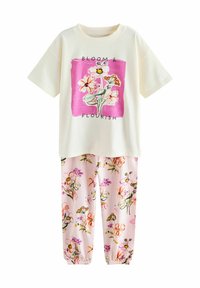 Weißes Baumwoll-T-Shirt mit floralem Druck und pinkem Hintergrund, kombiniert mit pinken Schlafanzughosen mit floralem Muster und elastischen Bündchen.