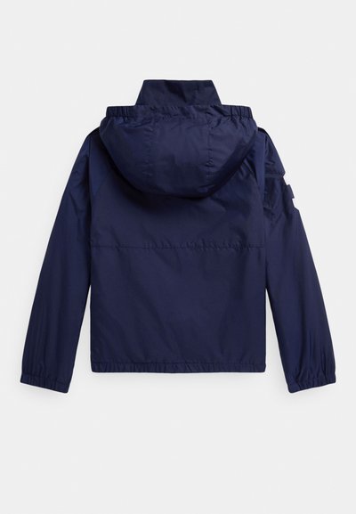 Casaco azul-marinho com capuz, punhos elásticos e bainha, exibido de costas sobre um fundo branco liso.