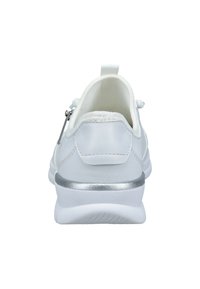 Weiße Sneaker von hinten betrachtet, mit einem silbernen Streifen über der Sohle, einem weich gepolsterten Kragen und einem Reißverschluss-Zugtab an der Seite.