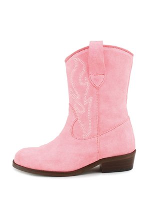 Bota vaquera de ante rosa hasta media pantorrilla con detalle de costura en forma de llama, lengüeta para tirar, punta redondeada y tacón bajo de madera apilada sobre fondo blanco.