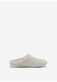 Pantoufle gris doublée de fourrure avec dessus doux et texturé, bout arrondi et dos bas pour un enfilage facile. Semelle plate en caoutchouc pour le confort.