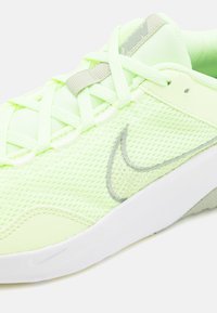 Nike Performance LEGEND ESSENTIAL 3 - Tenisice za trening - barely volt/olive aura/jade horizon