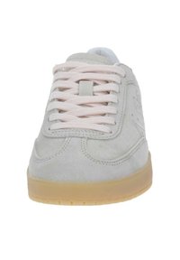 Světlé šedé semišové tenisky s růžovými šněrovadly, zaoblenou špičkou a gumovou podešví. Obsahují prošití a minimální branding na boku.