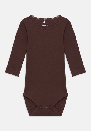 Body maro pentru bebeluși, cu mâneci lungi, din material cu nervuri, cu dantelă la decolteu și capse în zona feselor.