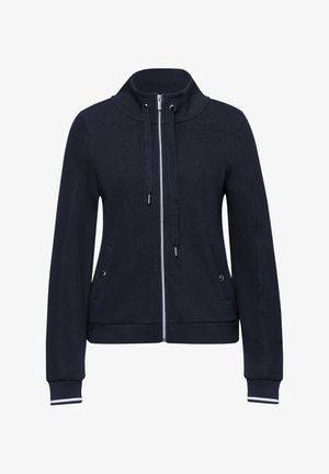 Granatowa kurtka zapinana na zamek z wysokim kołnierzem, kapturem ze sznurkiem, zapinanymi na guziki bocznymi kieszeniami oraz prążkowanymi mankietami na długich rękawach.