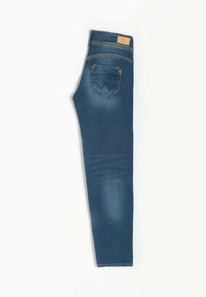 Jean en denim bleu skinny avec une texture tissée, taille mi-haute et poche arrière avec un détail de couture en forme distinctive.