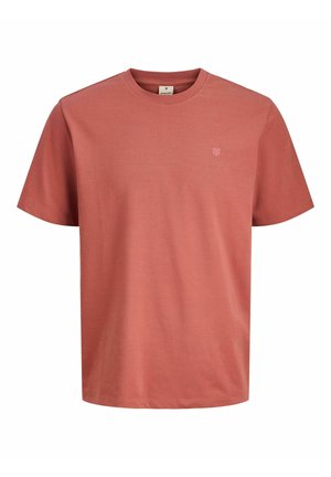 Heren T-shirt met korte mouwen in koraal, gemaakt van katoen, met een ronde hals en een klein logo op de borst, en een gladde, egale textuur.