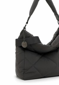 Bolso de mano de nylon negro acolchado con una textura suave y acolchada; cuenta con una correa ancha, acentos de cadena y una etiqueta grabada con "EMILIE PAIGE."