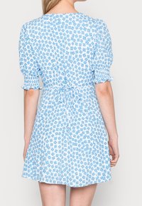 Blaues Blumendruckkleid mit tailliertem Oberteil, kurzen Puffärmeln und ausgestelltem Rock. Der Stoff ist leicht und hat eine strukturierte Oberfläche.