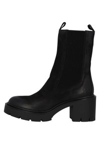 Botte de cheville en cuir noir avec un talon épais, texture lisse, côtés élastiques striés et un détail de logo sur le côté extérieur.