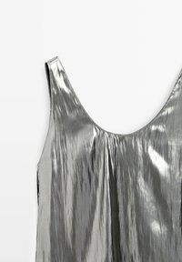 Silvrig metallisk ärmlös klänning med rundad halsringning, som har en slät, glänsande yta och en flödande design.
