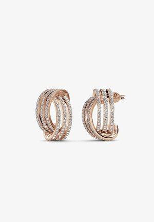 Orecchini a cerchio in oro rosa con più filamenti intrecciati, decorati con numerosi strass trasparenti, dotati di un sicuro retro a pulsante.