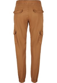 Pantalon cargo marron avec ceinture et bas élastiques, doté de poches à rabat à l'arrière et sur les côtés.
