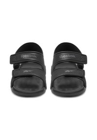 Crne Reebok sandale s dvije podesive trake, teksturiranim đonom i oblikom koji prati konture stopala. Materijal je sintetički s glatkom završnom obradom.