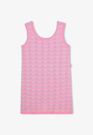 Haut en maille rose sans manches avec un motif de rayures ondulées et une petite étiquette latérale sur fond blanc.