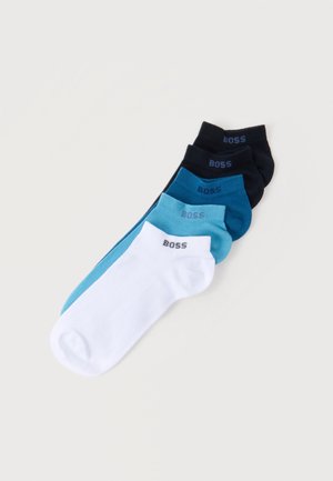 Cinq paires de chaussettes basses en blanc, bleu clair, bleu moyen, bleu foncé et noir, chacune avec le texte "BOSS" sur le revers.