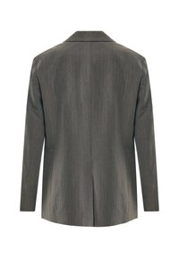 Blazer gris entallado con un sutil patrón de rayas, solapas de pico y una abertura sencilla en la parte trasera. Textura suave con mangas largas.