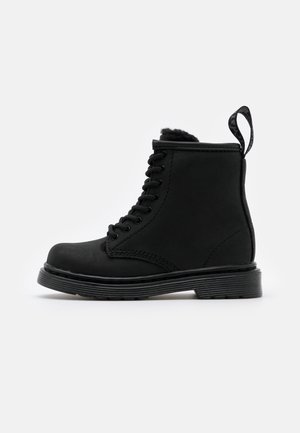 Bottines noires à lacets avec une finition matte lisse, une semelle texturée et un doublure douce, dotées d'une lanière à l'arrière.