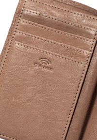 Bezpieczny na RFID brązowy skórzany portfel z wieloma kieszonkami na karty, teksturowaną powierzchnią i widocznymi detalami szycia.
