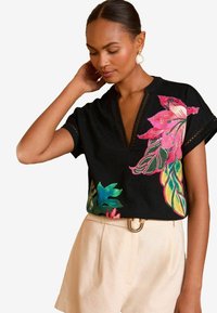 REGULAR FIT - V-NECK  - Apdrukāts T-krekls - black floral sequin trim