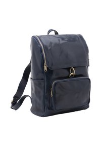Sac à dos en cuir bleu marine avec poche zippée à l'avant, rabat supérieur avec fermeture éclair, bretelles réglables et fermeture à boucle métallique.