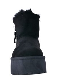 Stivaletto nero in suede con bordo in pelliccia sintetica, zip laterale, suola piatta spessa e battistrada testurizzato. Il design semplice si concentra sulla funzionalità.