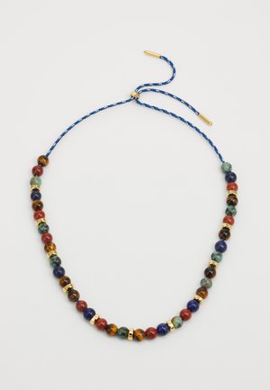 Collana di perline con pietre multicolori in rosso, verde, blu e marrone, intervallate da accenti dorati su un cordino blu intrecciato.