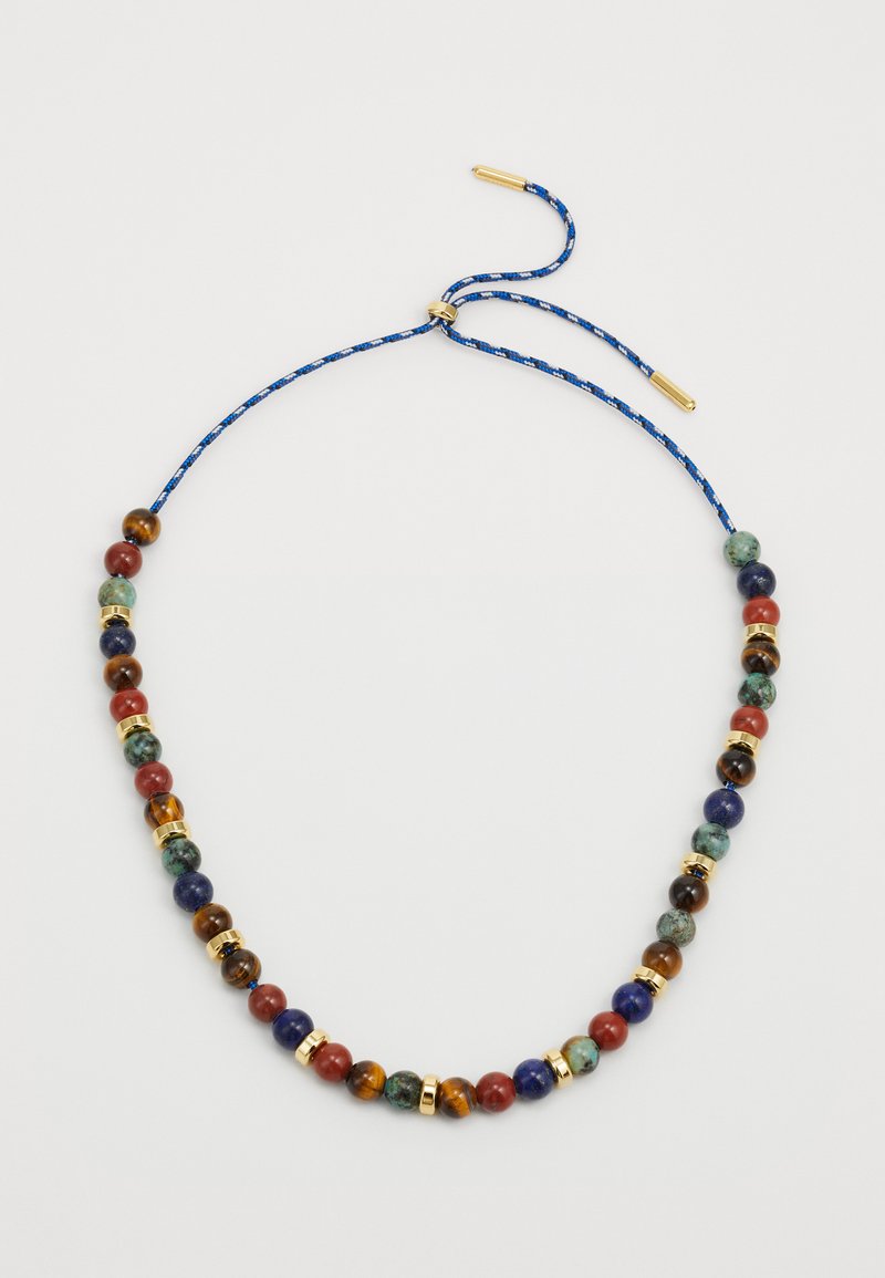Collana di perline con pietre multicolori in rosso, verde, blu e marrone, intervallate da accenti dorati su un cordino blu intrecciato.