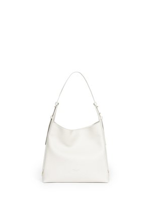 Biała teksturowana skórzana torebka na ramię z jednym paskiem i minimalistycznym wzornictwem na białym tle.