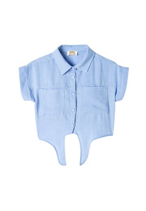 Camisa de manga corta azul claro hecha de una tela texturizada. Presenta un cuello, dos bolsillos frontales y un diseño de dobladillo curvado único.