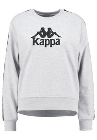Felpa grigia con scollatura rotonda, orlo e polsini a coste. Presenta un logo nero "Kappa" e strisce laterali nere con logo.