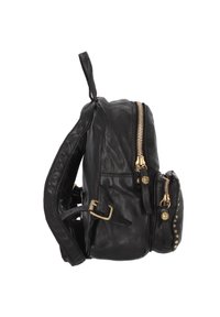 La mochila negra de cuero cuenta con un compartimento principal con un zipper dorado, bolsillos laterales y tachuelas decorativas en la parte frontal. Acabado texturizado.