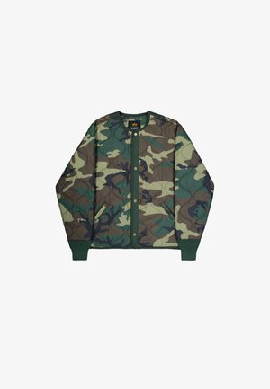 Giacca trapuntata con motivo camouflage, bottoni a pressione, collo rotondo, polsini verdi a coste e due tasche frontali.