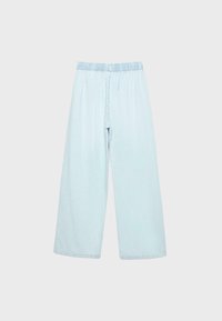 Pantalon bleu clair à jambes larges avec une ceinture élastique et sans poches visibles, présenté sur un fond blanc uni.