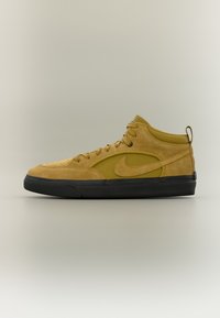 Baskets montantes avec tige en daim jaune, semelle en caoutchouc noire et accents en cuir lisse. Elles présentent une fermeture à lacets et le logo emblématique swoosh.