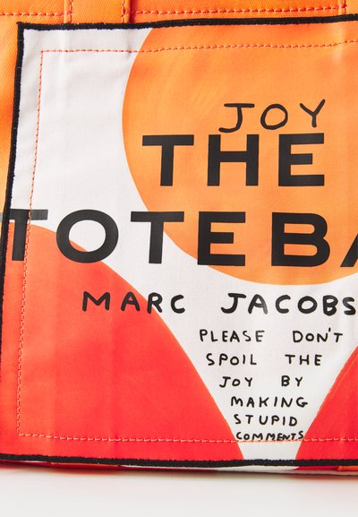 Canvas tote bag med orange og hvide farveblokke, sort tekst og kontraststing. Bemærkelsesværdige sætninger trykt på fronten.