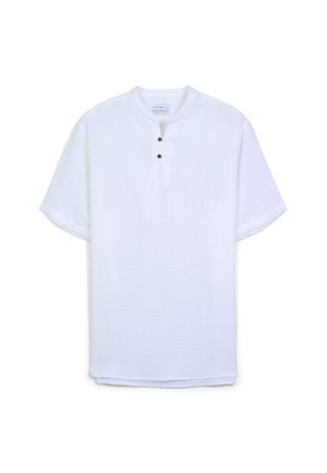 Camicia bianca a maniche corte con tessuto testurizzato, collo henley e tre bottoni marroni. Orlo dritto senza motivi o accenti visibili.