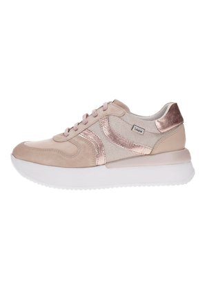 Sneaker beige con dettagli in suede e metallici, pannelli in tessuto testurizzato, lacci sul davanti e una suola spessa bianca.