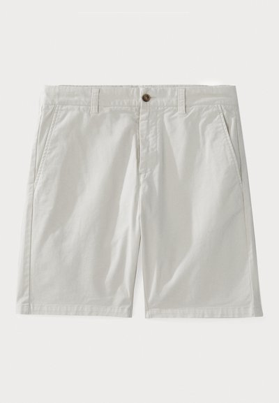 Pantaloni shorts bianchi in cotone con chiusura a bottone, passanti per cintura e tasche laterali. Il tessuto appare liscio con un design classico e sartoriale.