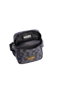 Bolsa negra compacta con cremallera en la parte superior, con texto gris repetido y un parche de logo amarillo. El interior es negro y tiene un pequeño bolsillo.