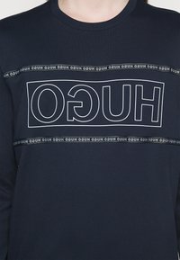 HUGO Langarmshirt - dark blue