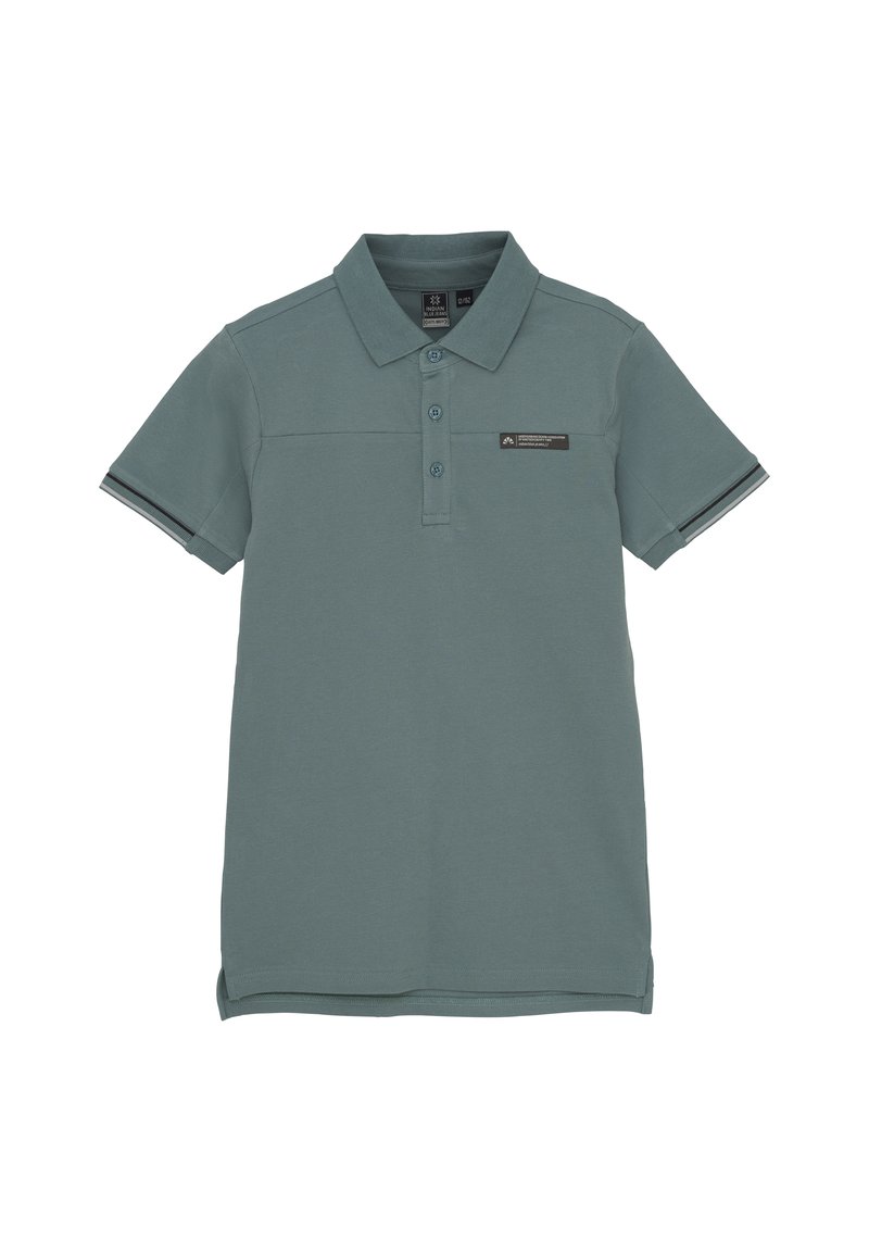 Koszulka polo w stonowanym odcieniu zieleni z teksturowanym materiałem, trzema guzikami i naszywką z logo. Posiada paskowane akcenty na rękawach.