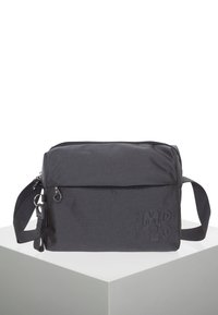 Borsa a tracolla grigia con tessuto testurizzato, dotata di chiusura con zip e tracolla regolabile, dettagli del logo impressi sul lato.