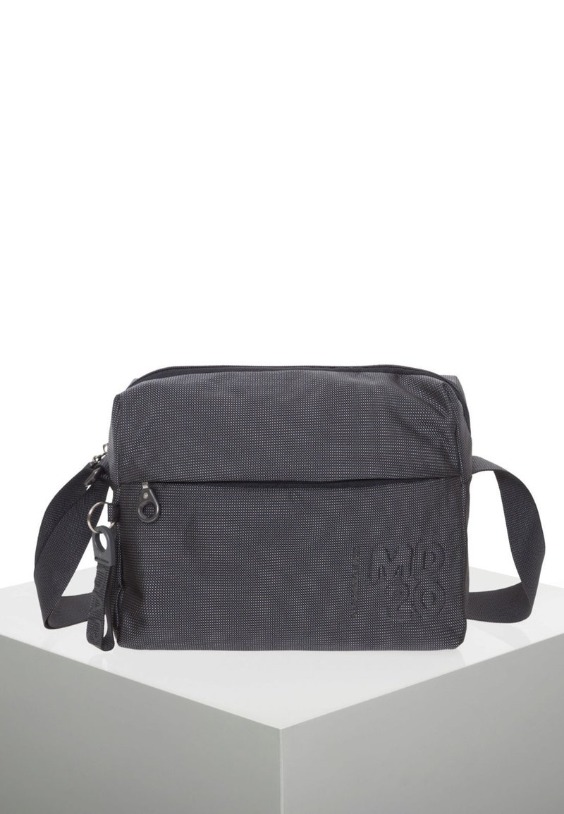 Borsa a tracolla grigia con tessuto testurizzato, dotata di chiusura con zip e tracolla regolabile, dettagli del logo impressi sul lato.